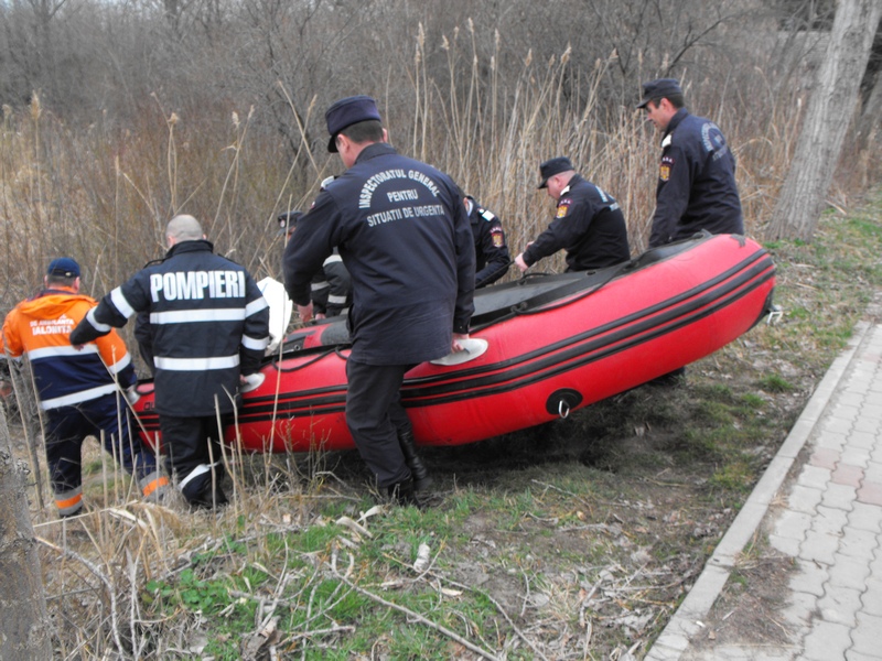 CONSTANȚA: Barcă răsturnată pe Lacul Siutghiol