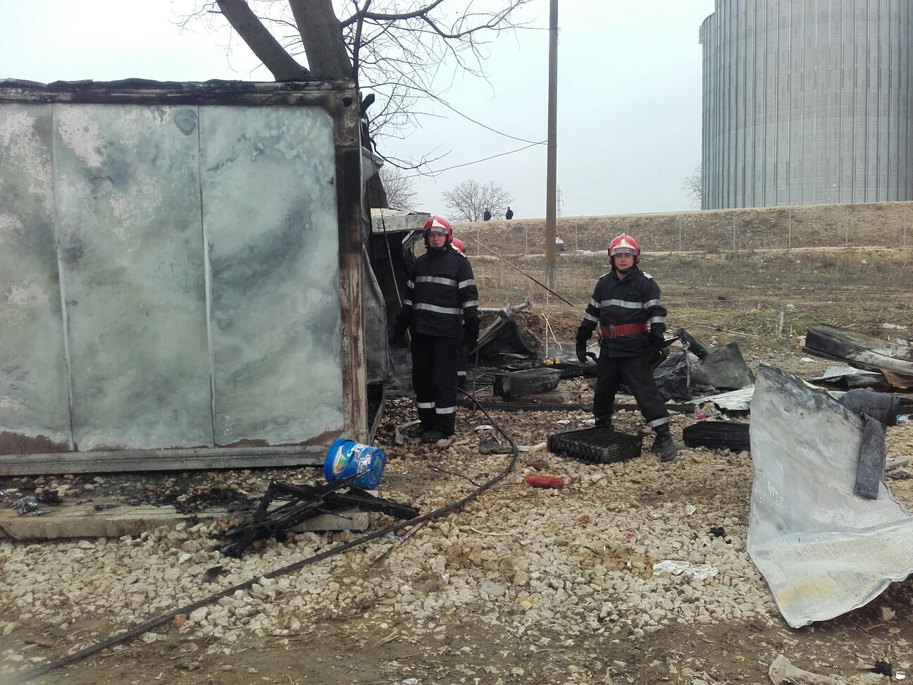 FOTO/Județul CONSTANȚA: Pompierii în alertă. Ard două cabane de pescuit