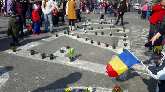 #REZIST: Protestul cu părinți și copii din Piața Victoriei s-a încheiat fără incidente