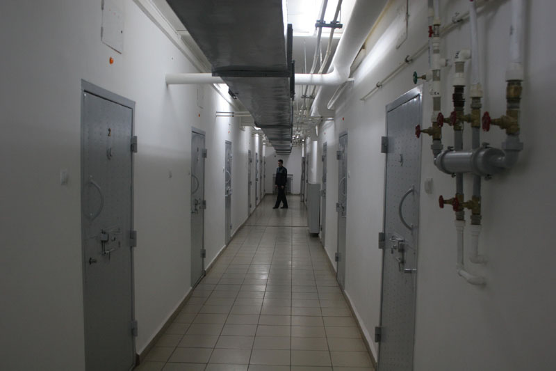 CONSTANȚA. Tânăr arestat preventiv după ce a dat buzna cu cuțit, în casa unei vecine