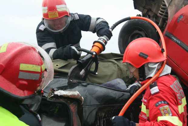 UPDATE – Accident grav pe DN 1. Echipaje de descarcerare intervin pentru două persoane