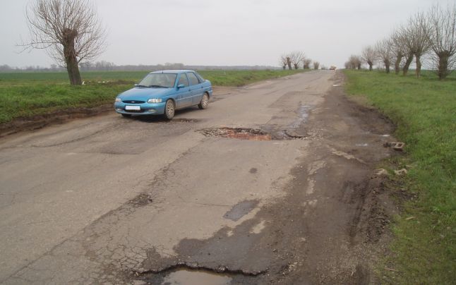 CONSTANȚA: O sută de kilometri de drumuri județene arată ca după bombardament