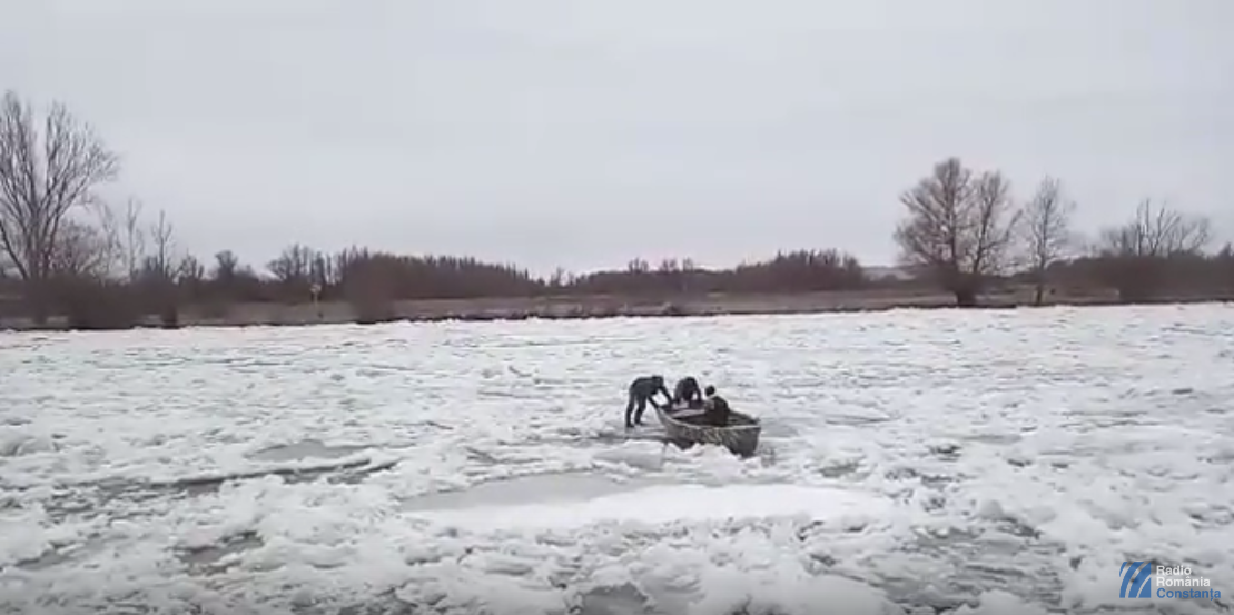 TULCEA/VIDEO: Imagini incredibile. Localnicii își pun viața în pericol pentru a traversa Dunărea înghețată