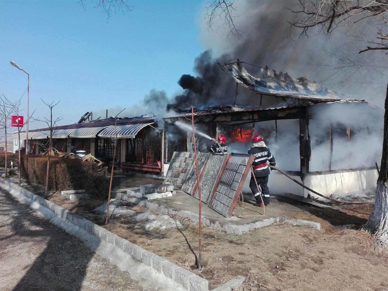UPDATE – VIDEO/FOTO – Județul TULCEA: Incendiu în urma unei explozii la Hanul Grecilor