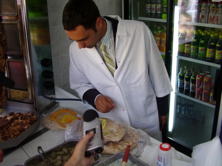 CONSTANȚA: PERICOL pentru sănătate! Tone de alimente STRICATE, confiscate din hipermarketuri și restaurante