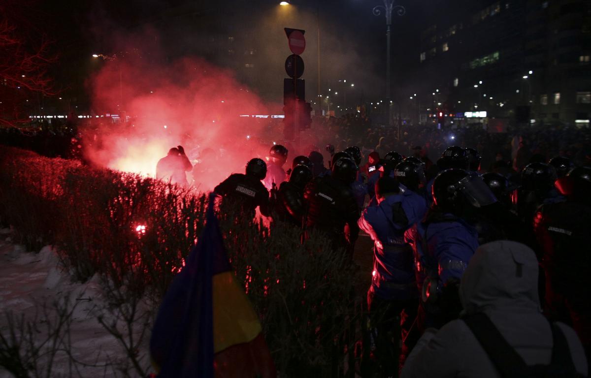 Jandarmeria face apel la manifestanţii paşnici să trimită înregistrări