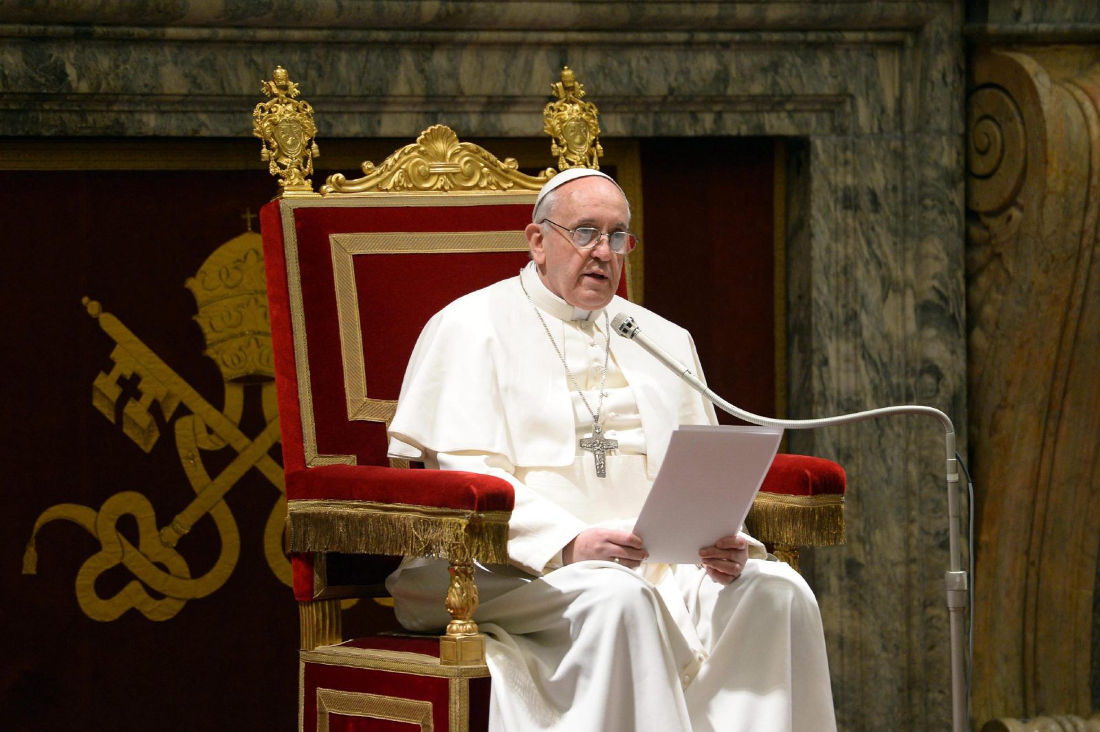 Papa Francisc vine în România