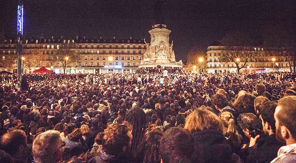 Parizienii urmează exemplul românilor și ies în stradă împotriva CORUPȚIEI!