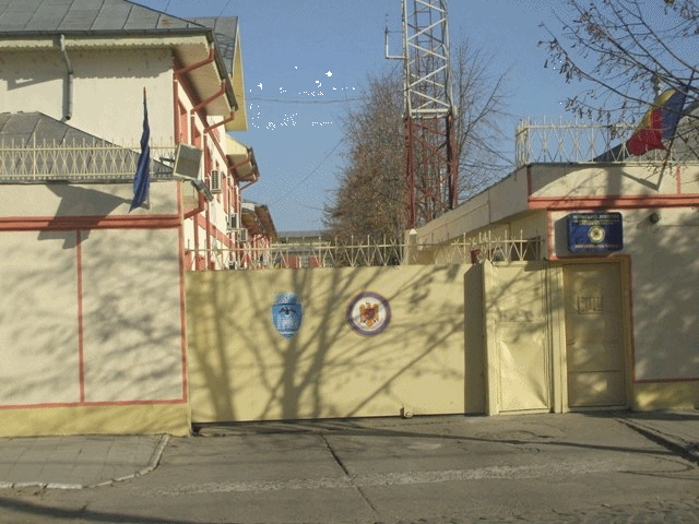 Au tăiat gratiile penitenciarului pentru a introduce în interior mobila