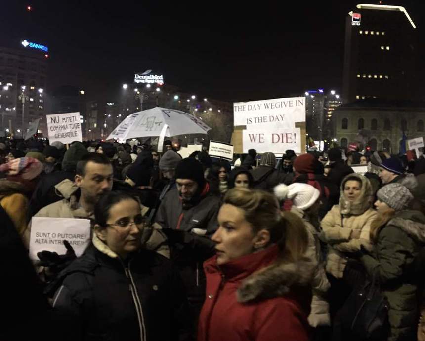 BUCUREȘTI: Aproximativ 70.000 de oameni protestează în Piaţa Victoriei