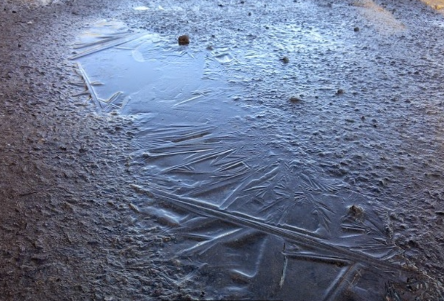 ANM: Se strică vremea în toată țara. Precipitații mixte și polei, intensificări ale vântului, ger