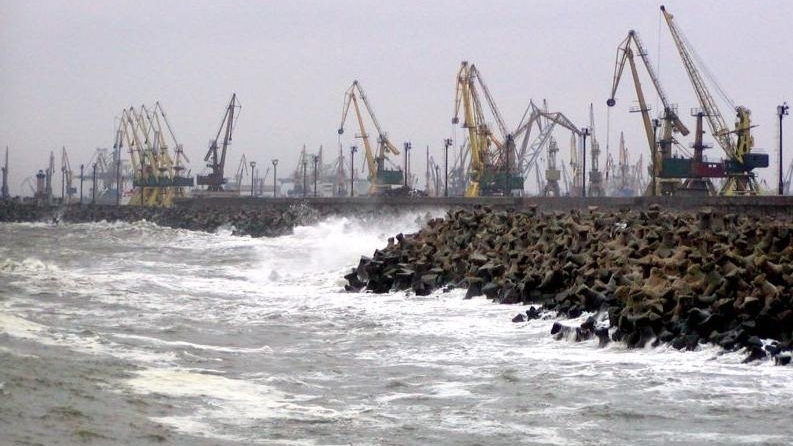 Navigație reluată în porturile maritime după 4 zile de „repaos” impus de vremea rea