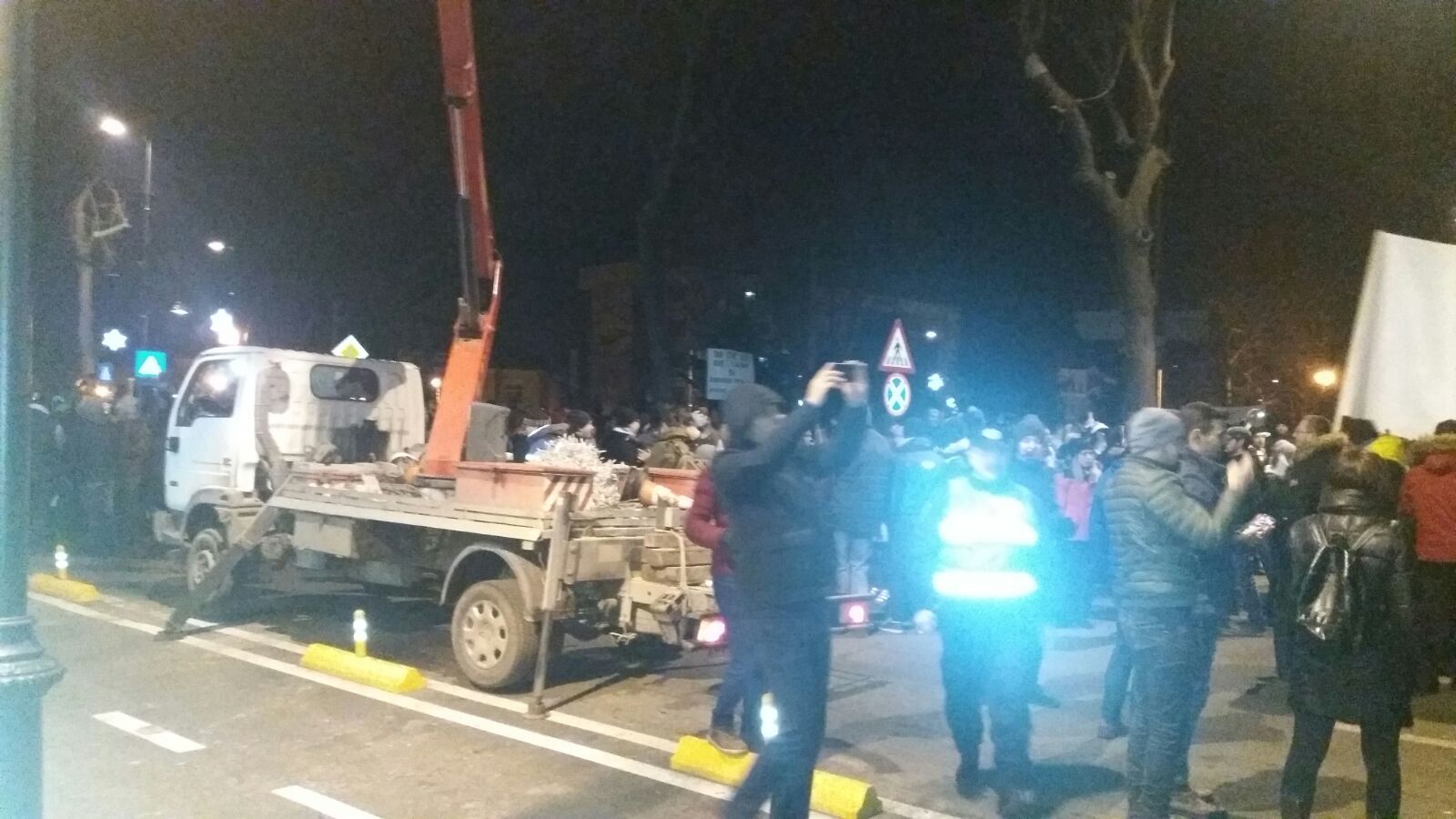 Video/CONSTANȚA: Trafic blocat de protestatari în fața PREFECTURII
