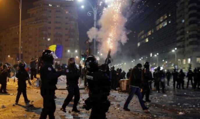 Opt persoane urmărite penal pentru ultraj în urma protestului de miercuri din Piaţa Victoriei
