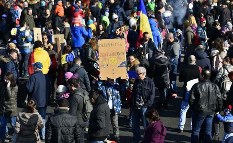 Piața Victoriei: Protestul împotriva OUG privind Codurile penale continuă. Oamenii cer demisia Guvernului