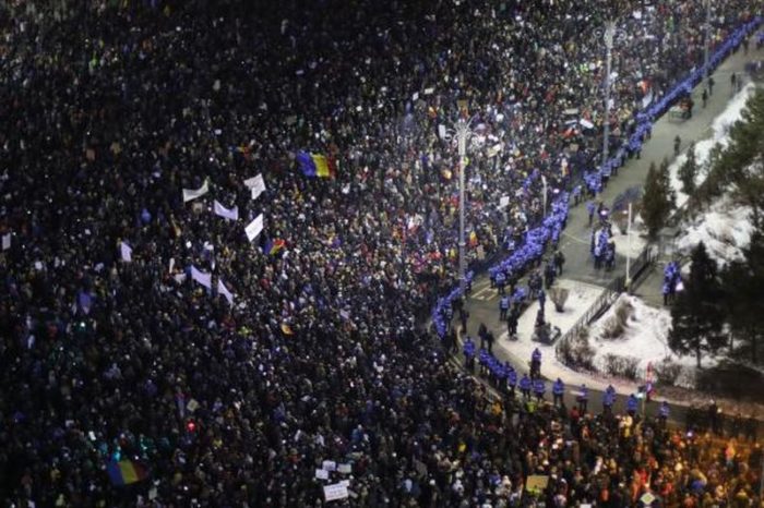 Agenții de presă străine: Manifestațiile determină guvernul să retragă ordonanța de urgență (AFP, EFE, Reuters)