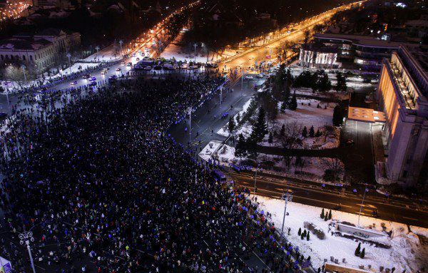 Protestul din BUCUREȘTI continuă. Oameni din întreaga țară s-au adunat în fața Guvernului