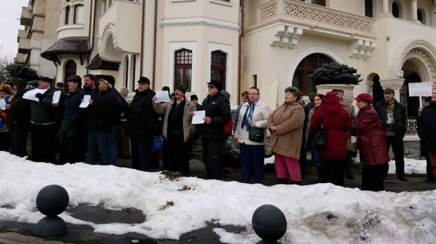 Mai mulți oameni protestează în fața Palatului Cotroceni