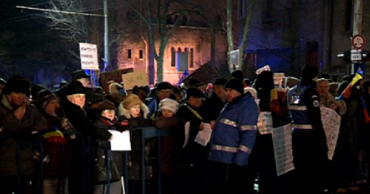 BUCUREȘTI: Protestele au continuat în faţa Palatului Cotroceni, pentru a şaptea zi consecutiv