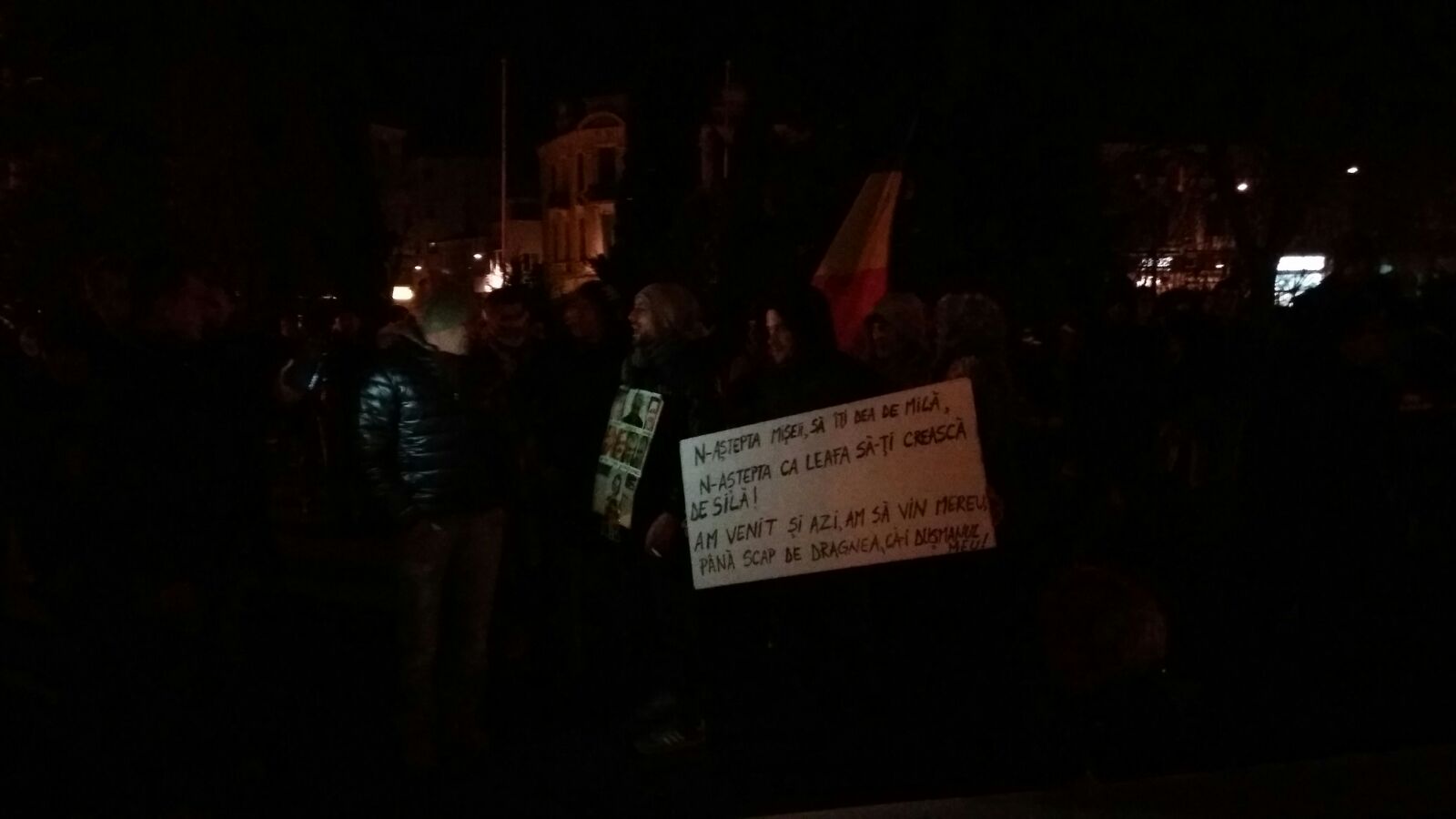 UPDATE. FOTO/VIDEO. PROTEST la Constanța! Manifestanții își scriu nemulțumirile pe un banner gigant
