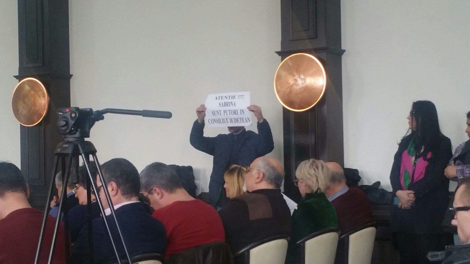 CONSTANȚA/FOTO: Protest tăcut în timpul ședinței de Consiliu Județean