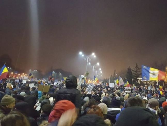 CONSTANȚA, BUCUREȘTI: Oamenii ies în stradă și în a 13-a zi de proteste