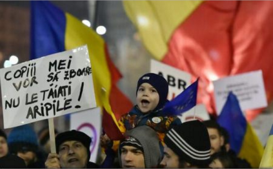 Câteva sute de părinți cu copii, în Piața Victoriei din Capitală