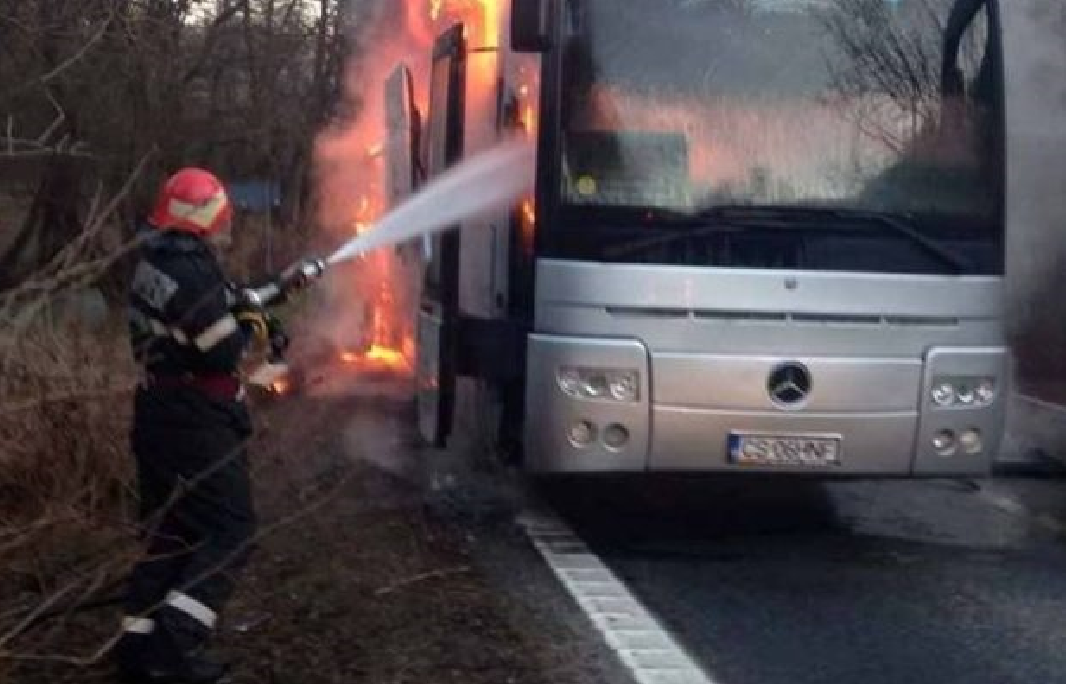 FOTO: Autocar în flăcări, lângă Reșița