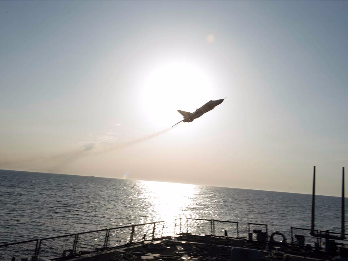 Distrugător american ,,hărțuit” pe Marea Neagră de aviația militară rusă