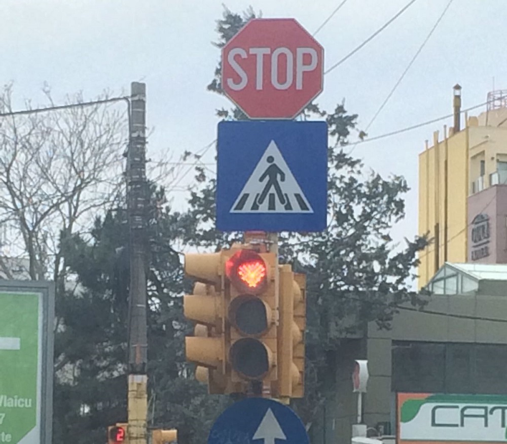 CONSTANȚA: Semafoarele luminează sub formă de inimi cu ocazia Zilei Îndrăgostiților și Dragobetelor