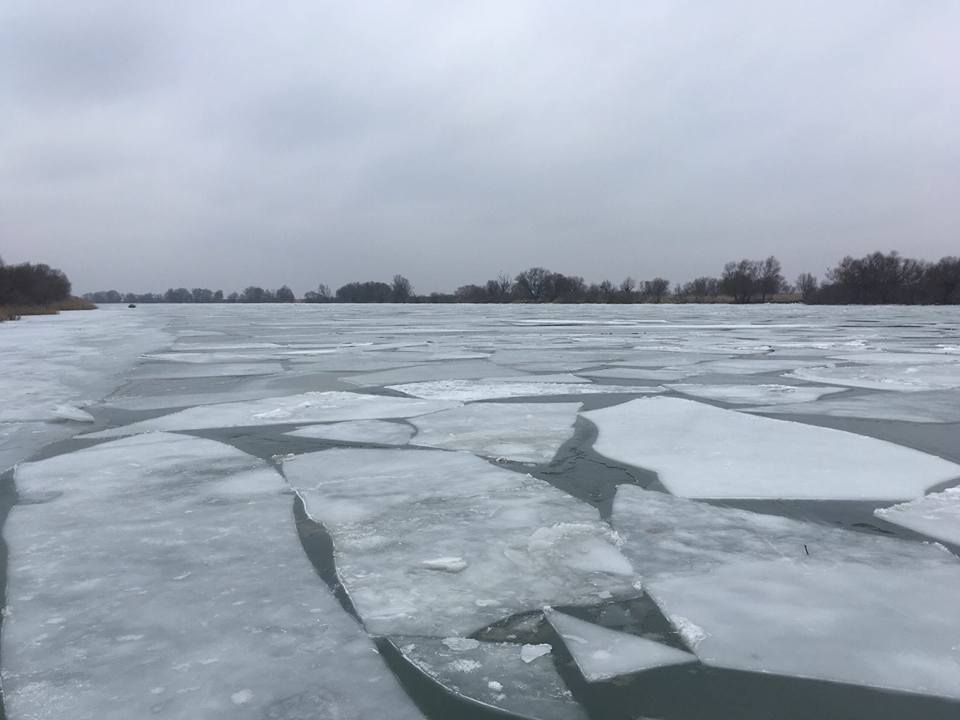 TULCEA: Sloiurile restricționează în continuare navigația de Dunăre