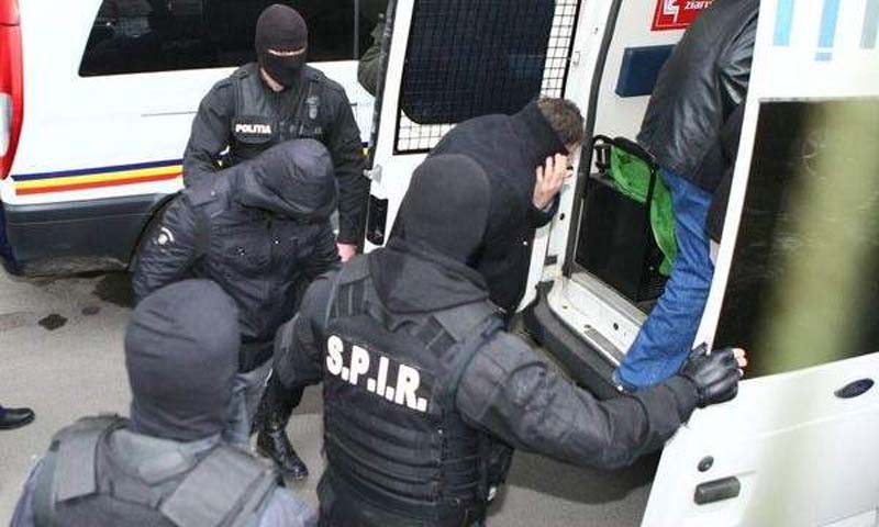 TULCEA: Doi tineri au fost prinși de polițiști imediat după ce au dat o spargere