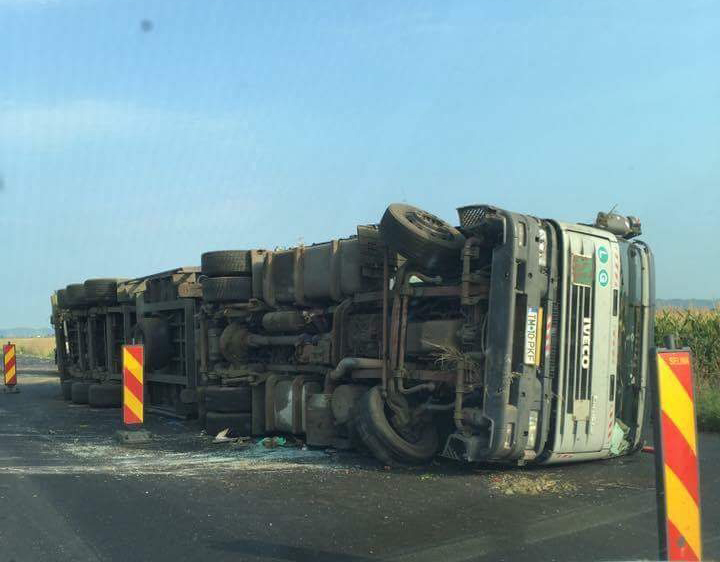 UPDATE/FOTO. Un TIR s-a RĂSTURNAT peste o mașină pe DN1. Traficul este BLOCAT