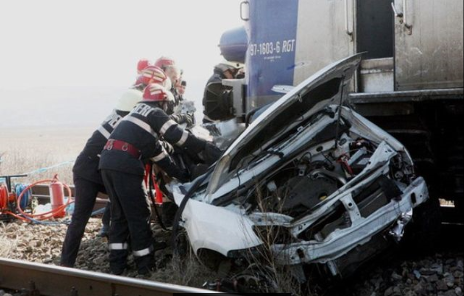 VRANCEA: Mașină de poliție lovită de un tren