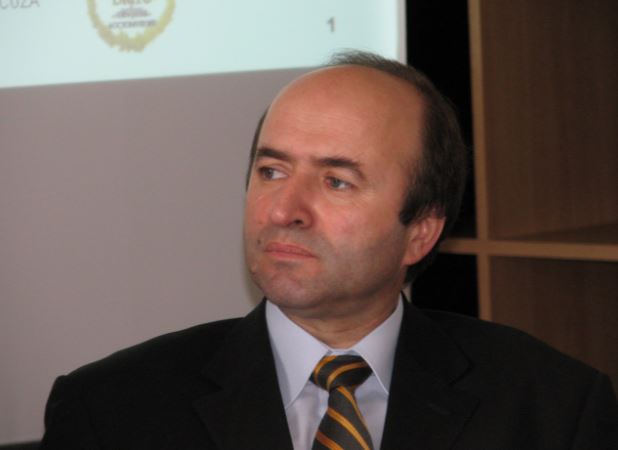 Guvernul Grindeanu are patru miniștri noi. Tudorel Toader, noul ministru al Justiţiei