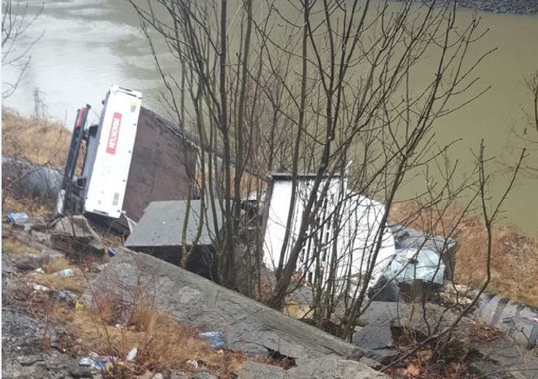 VÂLCEA: Două persoane rănite în urma unui accident