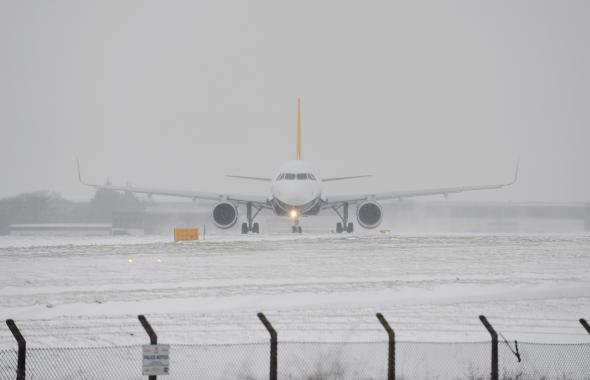 Zboruri întârziate pe Otopeni din cauza ninsorii şi a poleiului