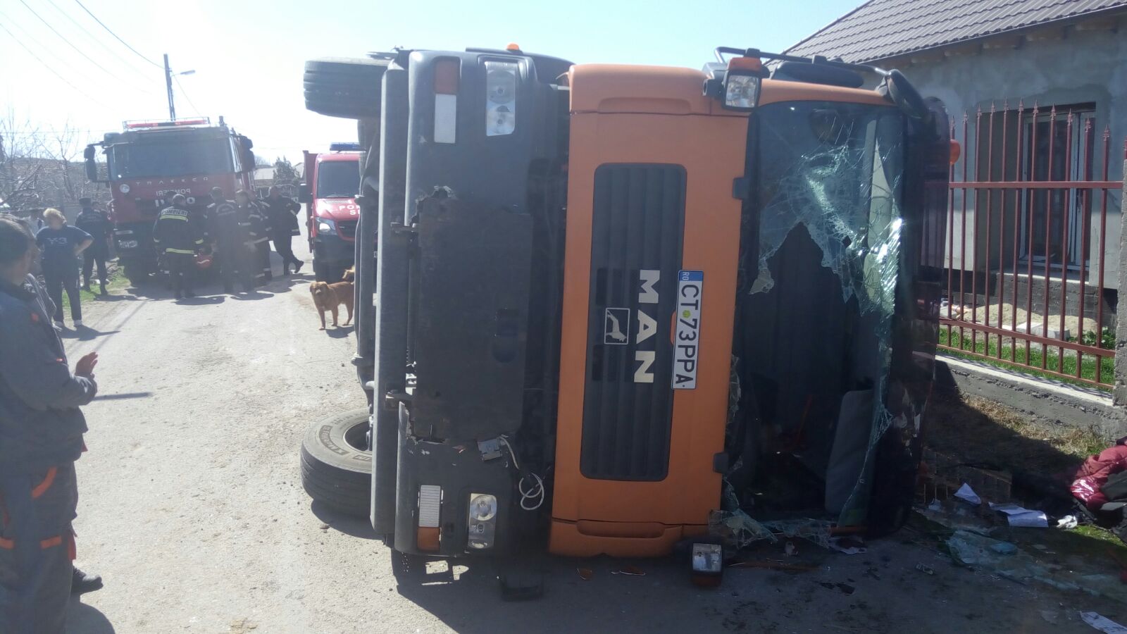 UPDATE/FOTO – Județul CONSTANȚA: Accident cu trei victime. O mașină de gunoi s-a răsturnat și a luat foc