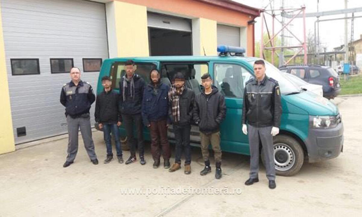 Peste 40 de refugiați străini, opriţi de polițiștii români la frontiera cu Serbia