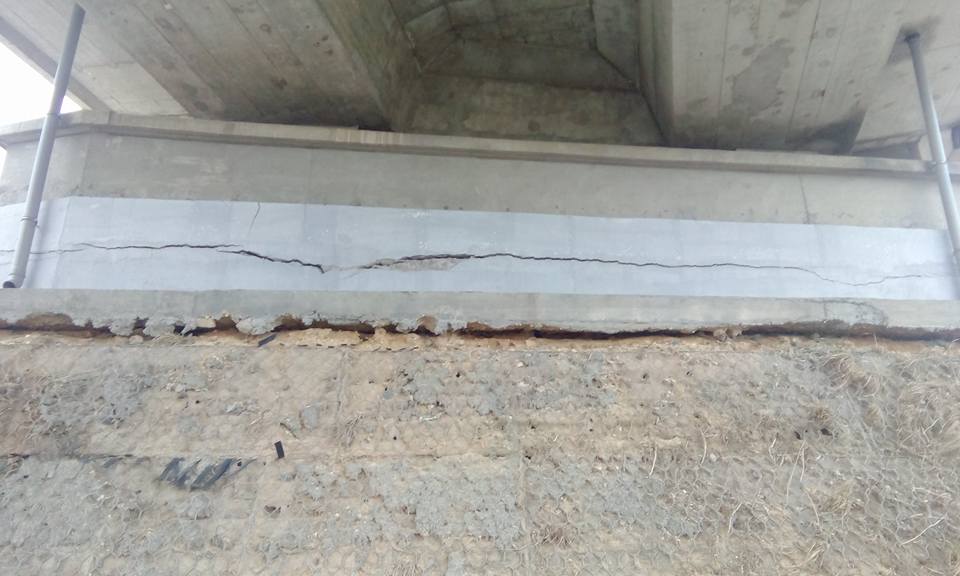 FOTO/CUMPĂNA: Fisuri în structura care susține pasajul rutier spre A4. Ce spun autoritățile