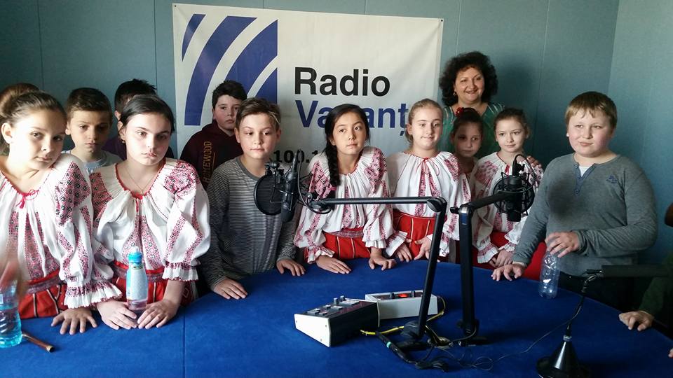 Grupul vocal „Albinuțele dobrogene” în vizită la Radio Constanța