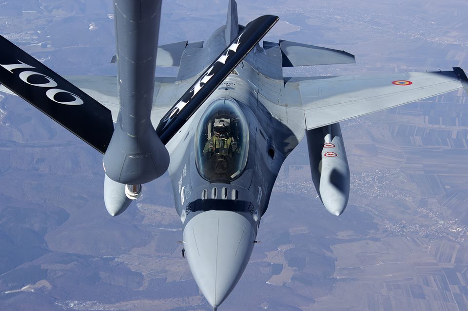 FOTO/VIDEO: Avioanele F-16 ale Forțelor Aeriene Române, prima realimentare în zbor deasupra teritoriului țării