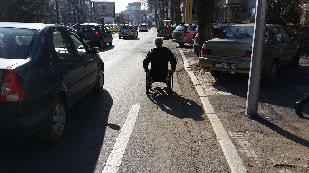 FOTO – CONSTANȚA: Transportul în comun și trotuarele sunt greu accesibile persoanelor cu dizabilități