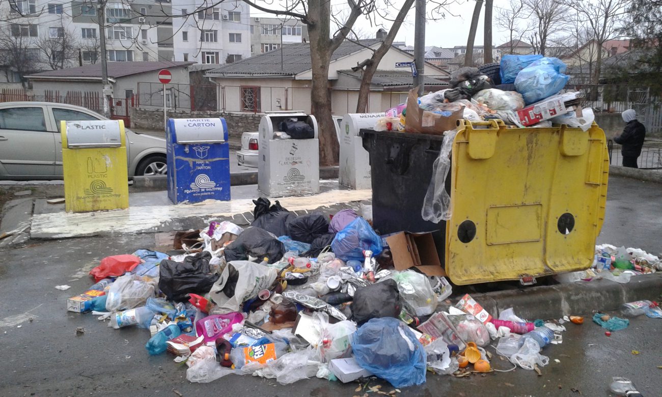 MANGALIA: Cartiere întregi, SUFOCATE de gunoaie din cauza asociațiilor rău-platnice