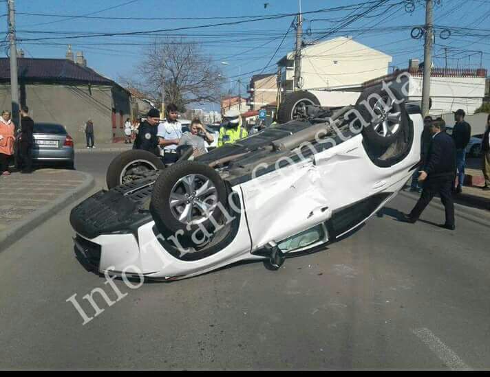 Foto/ACCIDENT: Mașină cu roțile în sus în Piața CHILIEI