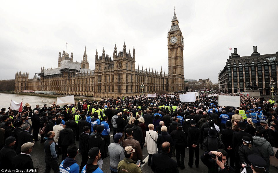 FOTO/LONDRA: Constănțeanul rănit pe Podul Westminster a revenit la locul tragediei