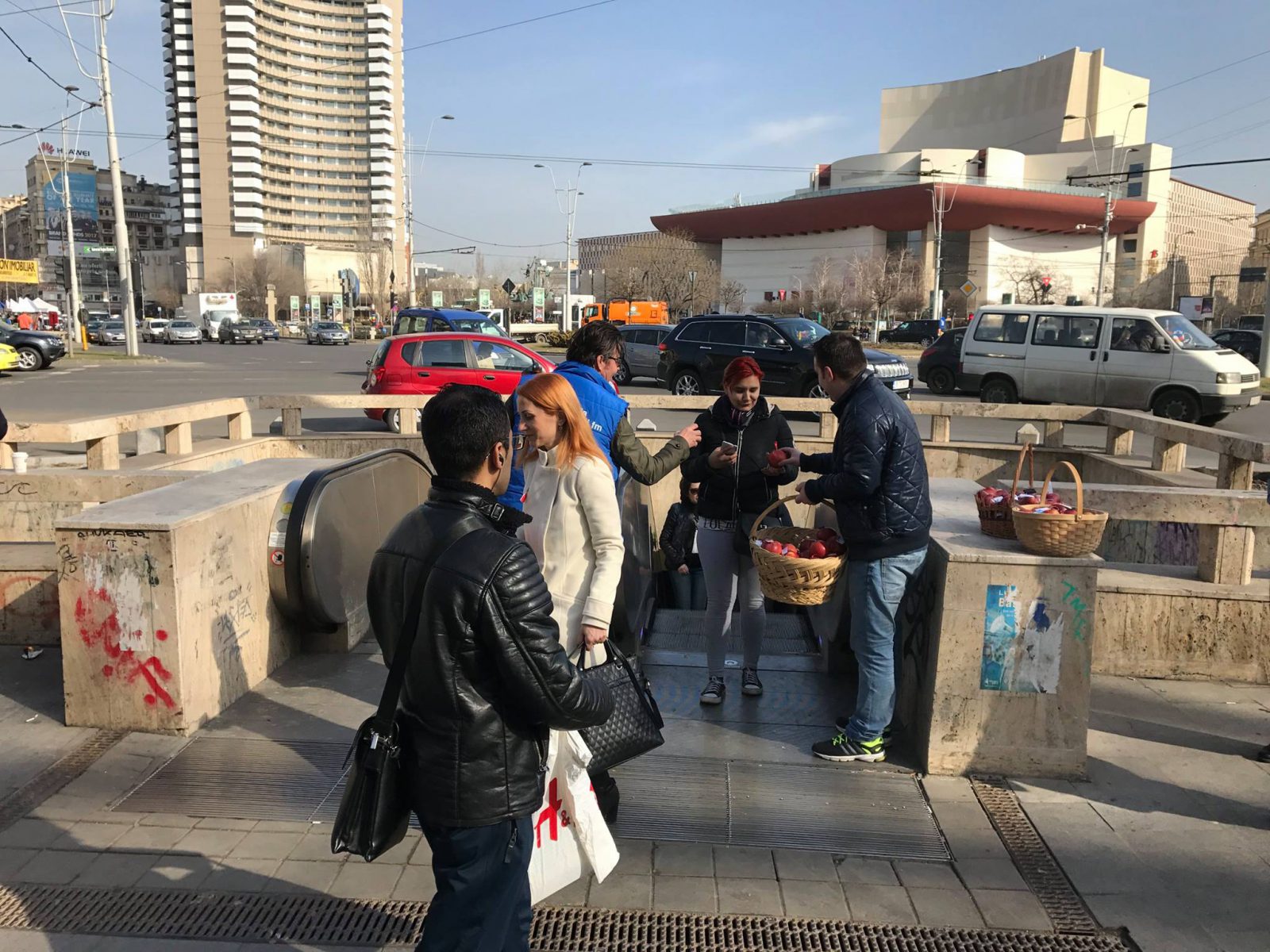 FOTO/Bucureşti FM a început primavara sănătos, cu un măr frumos
