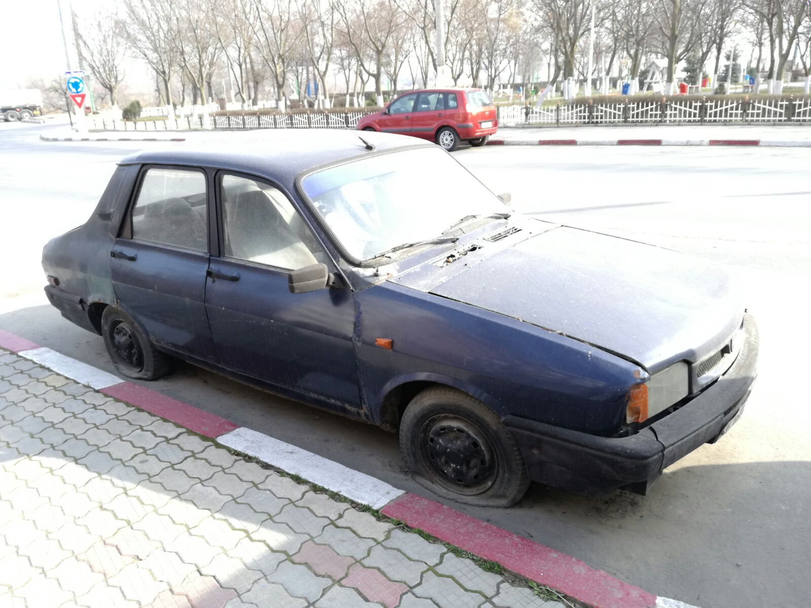 FOTO/Autoritățile vor începe ridicarea mașinilor abandonate din NĂVODARI