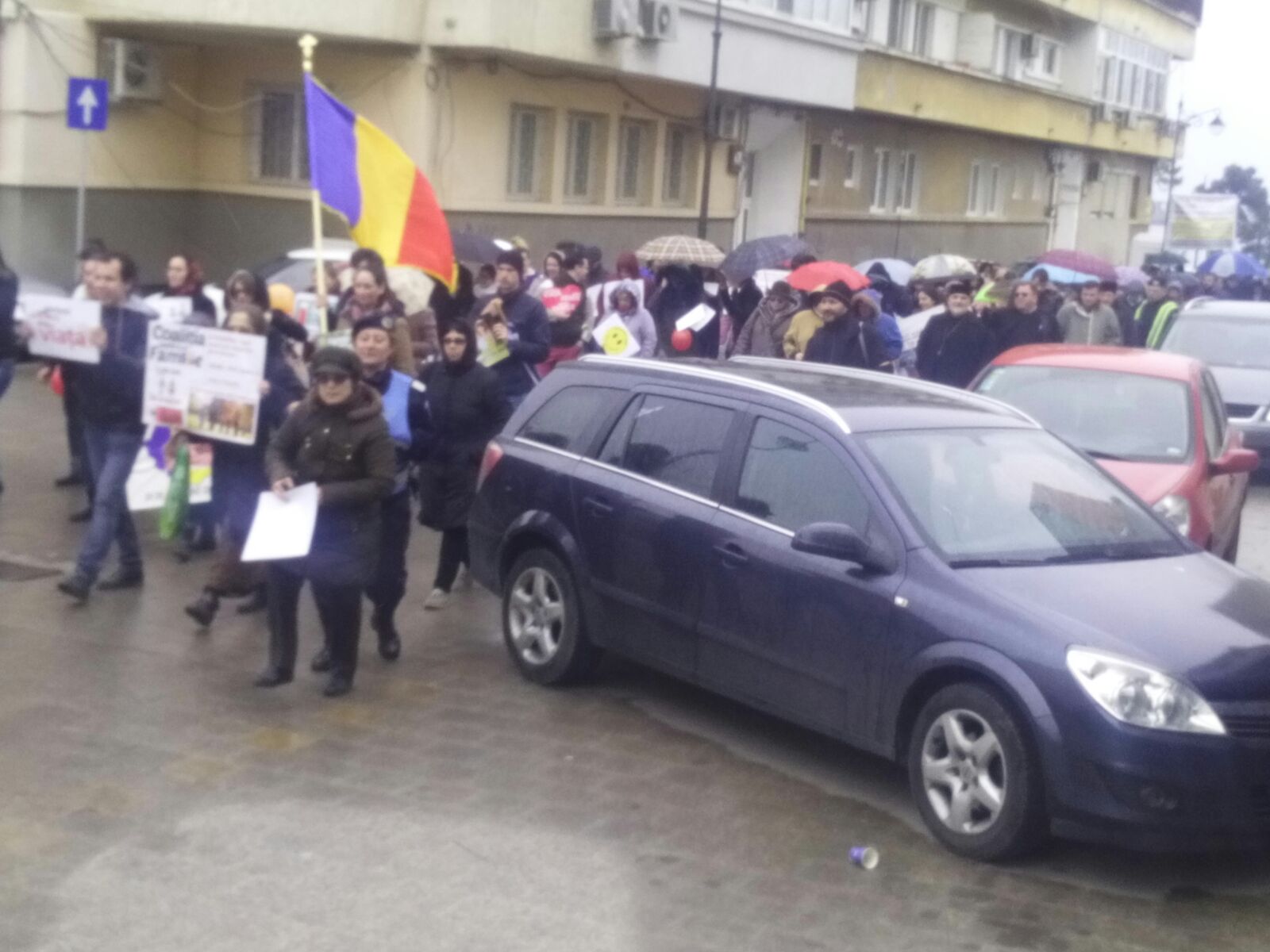 UPDATE – FOTO: Câteva sute de persoane participă la „Marșul pentru Viață“ pe străzile Constanței