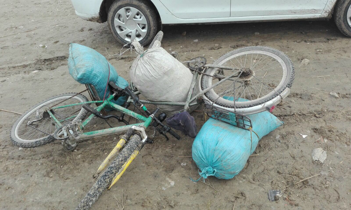 TULCEA/FOTO: Doi bărbați ,,amatori” de plimbări cu bicicleta și pescuit cu plase monofilament